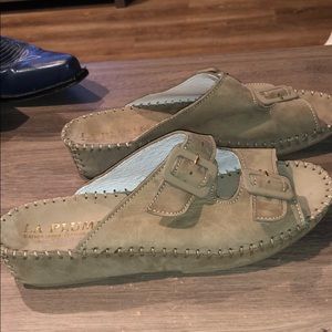 La Plume two strap slides